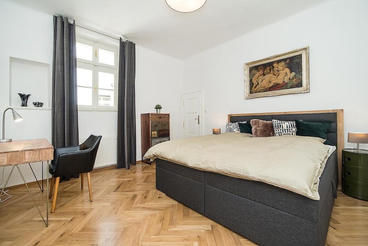 Newly Renovated 1-Bed Apartment At Charles Bridge Prag Eksteriør billede